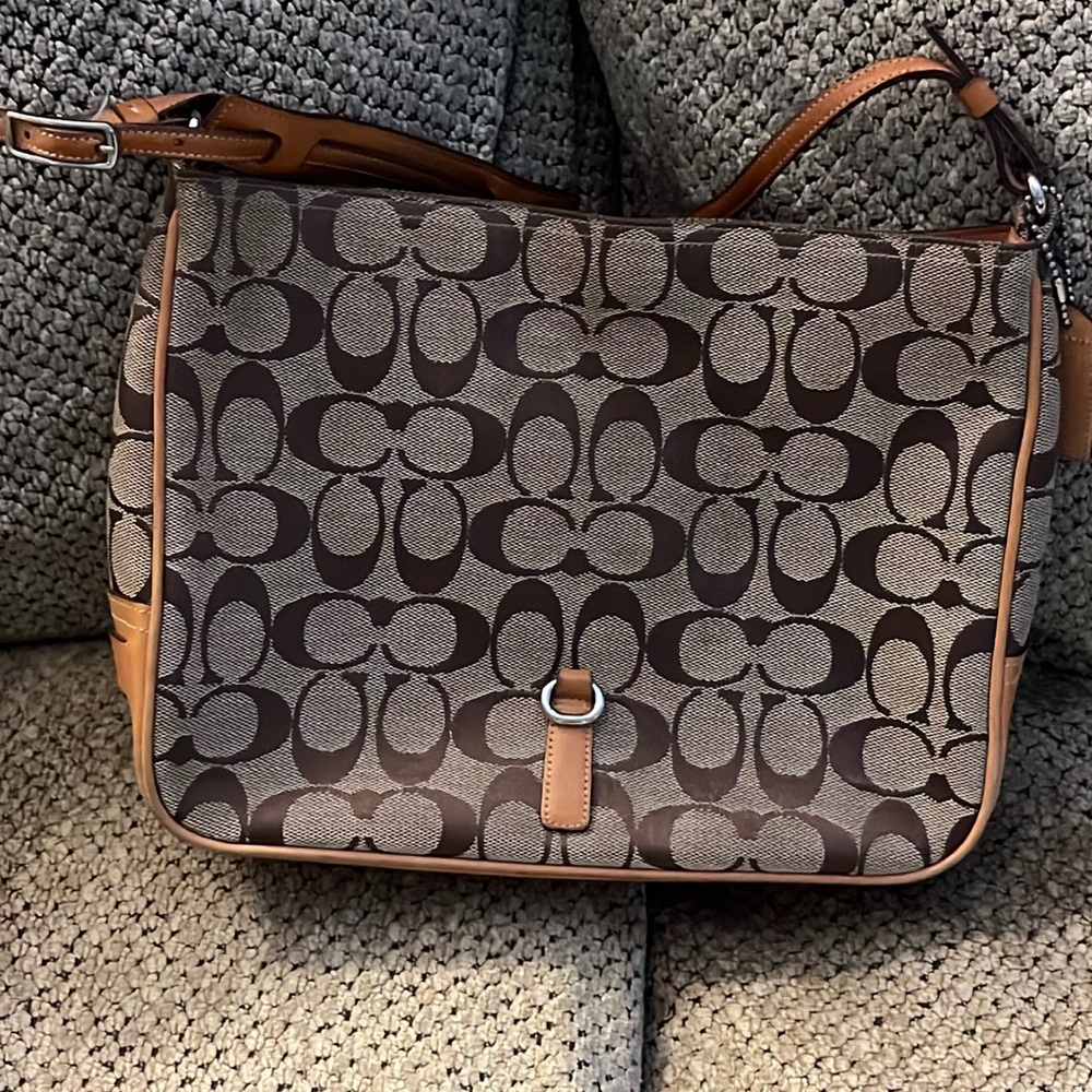 Small Coach signature shoulder bag 💼